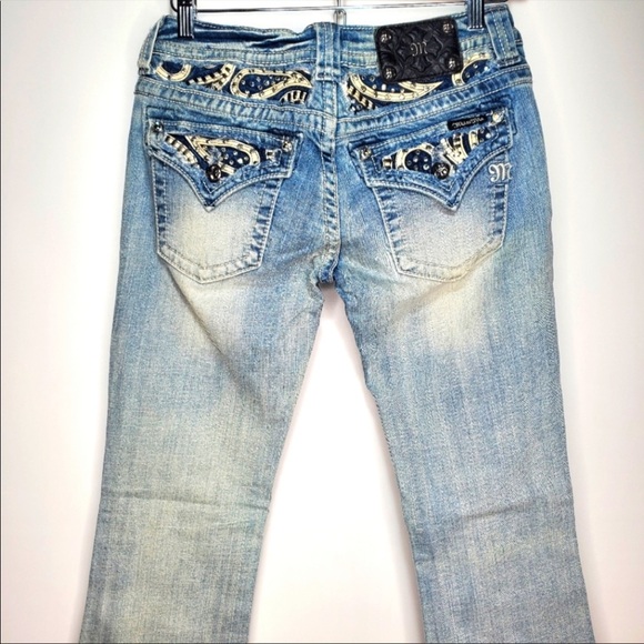 Light denim low waisted Miss Me Bootcut Jeans 
Size 28 Inseam 30 - Picture 1 of 7